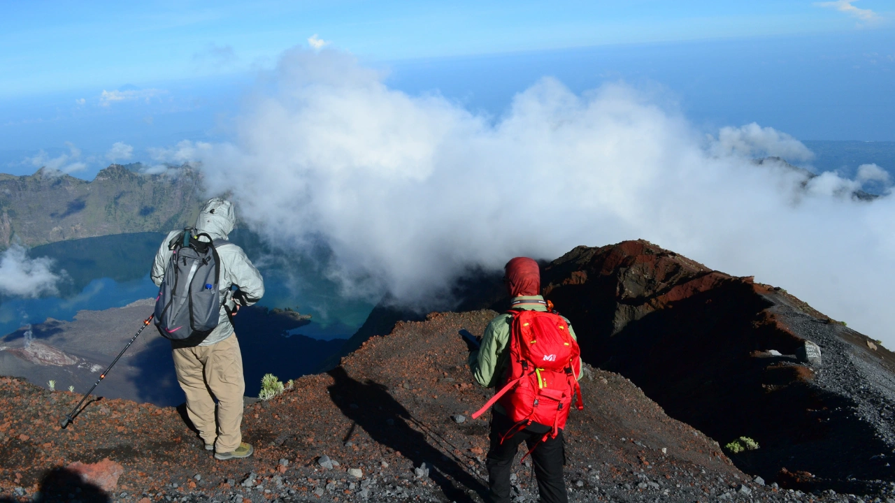 4D3N Rinjani Classic Traverse: Summit, Lake & Senaru Route